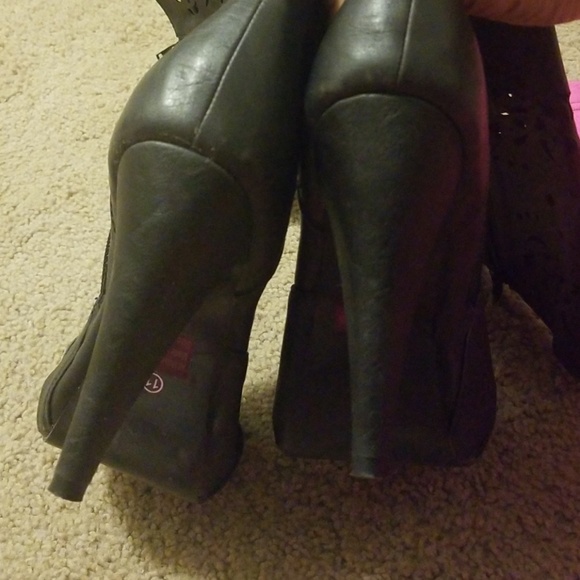 Boots - Picture 3 of 4